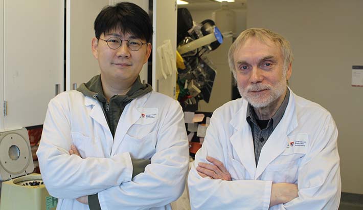 From left to right: Dongsic Choi, postdoctoral research associate and Janusz Rak, senior scientist at the RI-MUHC and the Montreal Children’s Hospital of the MUHC.