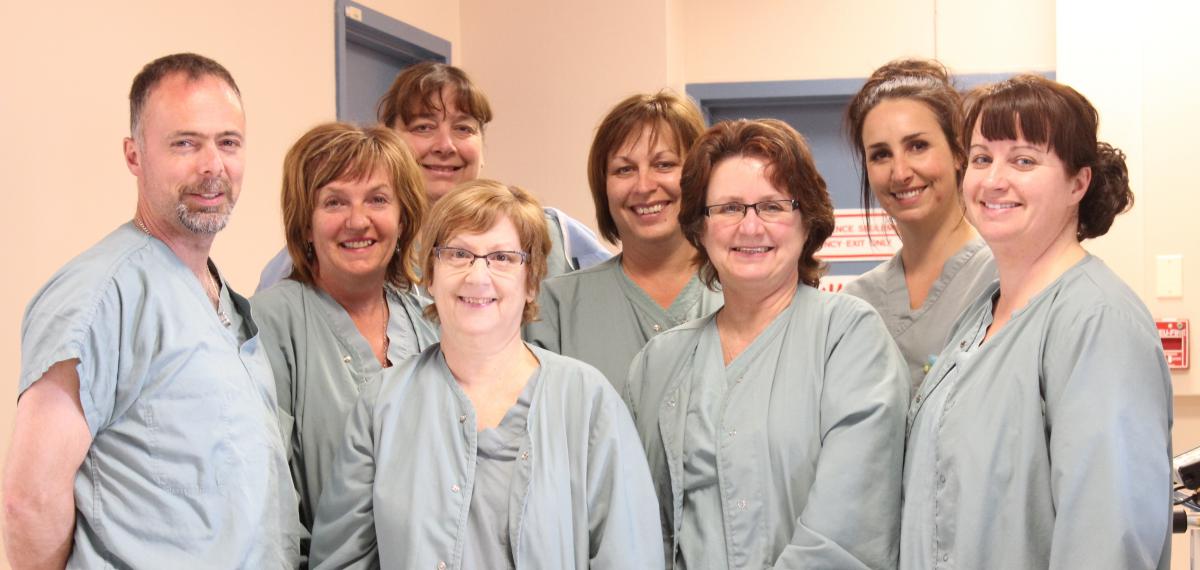 After a series of changes, the work environment in the operating room at the Lachine Hospital has, once again, become pleasant and rewarding. From left to right, front row: Benoit Caron, nurse; Françoise Phaneuf, patient attendant; Louise Coallier, administrative officer; Julie Marcil, nurse manager. Back row: Lise Pelletier, assistant nurse manager; Lucie Bergeron, respiratory therapist; Nancy Berger, licensed practical nurse; Isabelle Gendron, nurse. Absent: Lise Lessard, nurse team leader.