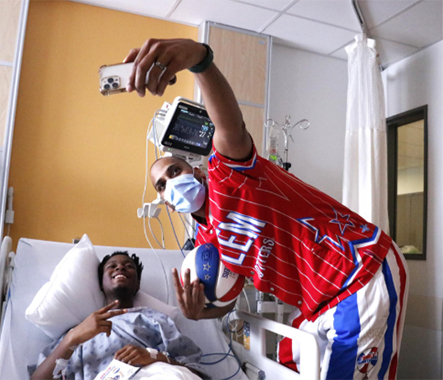 Harlem Globetrotters player visits the Montreal Children's Hospital