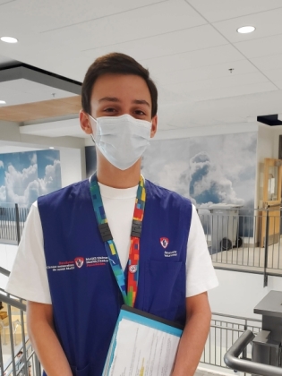 Theodore Butskhrikidze is a dedicated honours Health Science student at Marianopolis College who's been volunteering at the MUHC for almost two years.