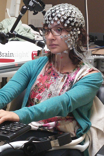 Ana Lucia Fernandez, a PhD candidate at the Montreal Neurological Hospital, demonstrates the recording of electrical brain activity. (Photo : Positive Brain Health Now)