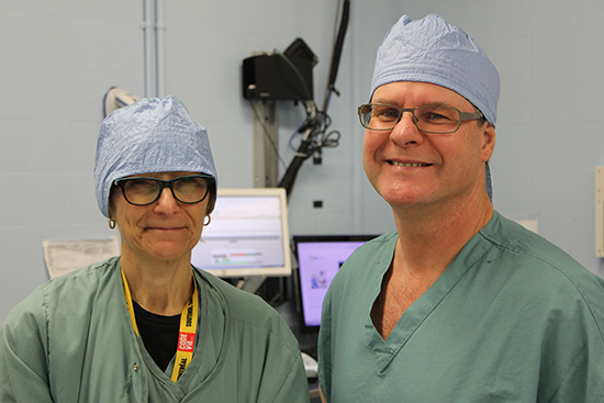 Mary Siciliano et Luc Binet, infirmiers au bloc opératoire, Hôpital général de Montréal